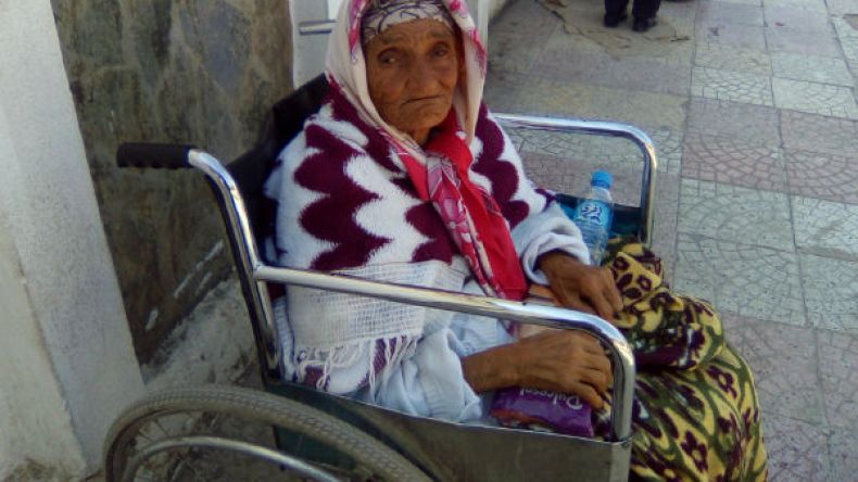 وناسة.. عجوز في الثمانين تقضي ليلها في موقف الحافلات!