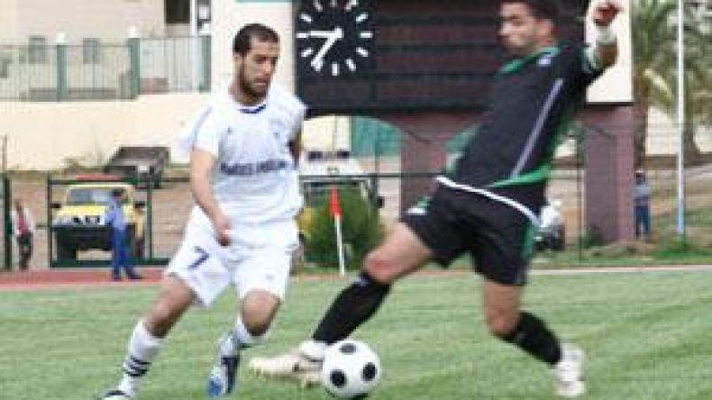 الرائد في مواجهة صعبة وفرصة مهمة لملاحقيه