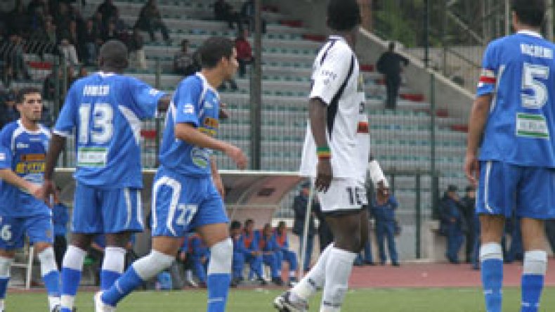 الأنصار  مستاؤون،  المدرب  غائب  والإدارة  تتخبط