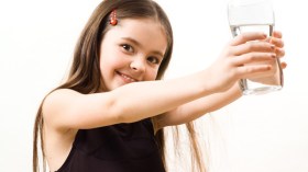 ضرورة شرب المياه صيفا للأطفال