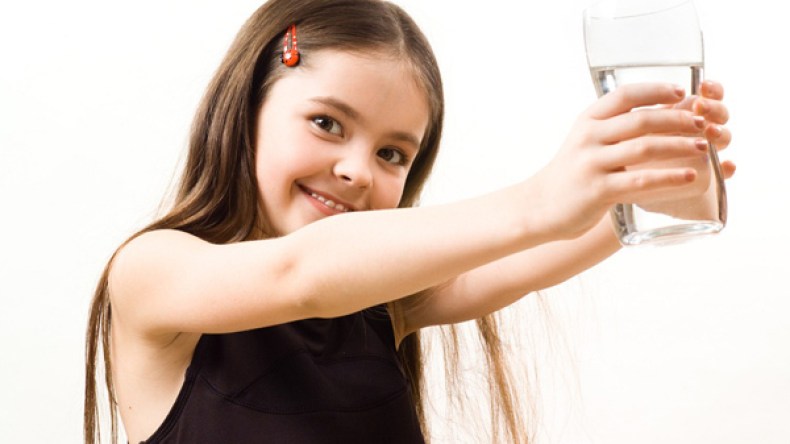 ضرورة شرب المياه صيفا للأطفال