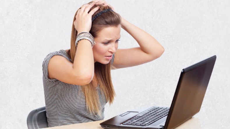 فتيات يقعن في فخ “الويب كام” والابتزاز