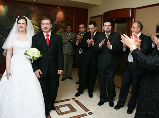 Limos and famous hotels to celebrate rich Algerian familiesâ€™ marriages