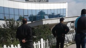 تلاميذ يراجعون دروسهم تحت الشموع في بلديات بالبويرة