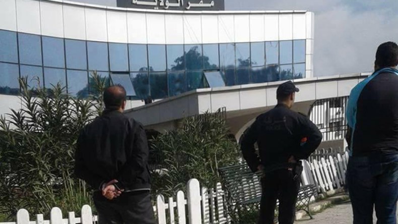 تلاميذ يراجعون دروسهم تحت الشموع في بلديات بالبويرة