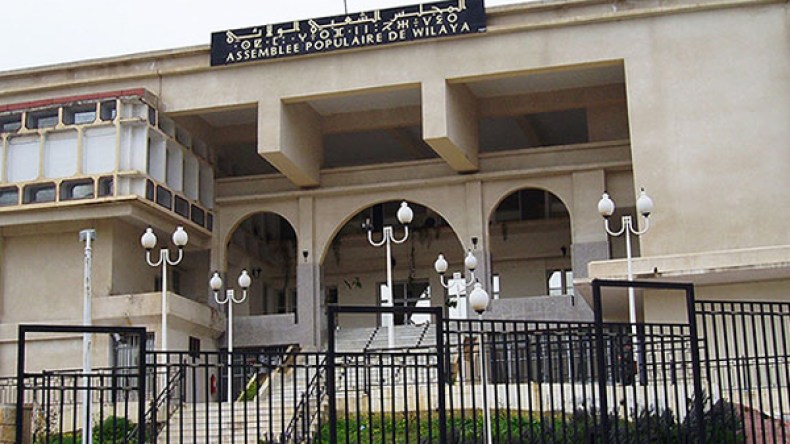 مقصون من السكن يهددون بالانتحار على مبنى ولاية تيزي وزو