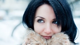 هكذا تتخلصين من الشعر الجاف في الشتاء؟!