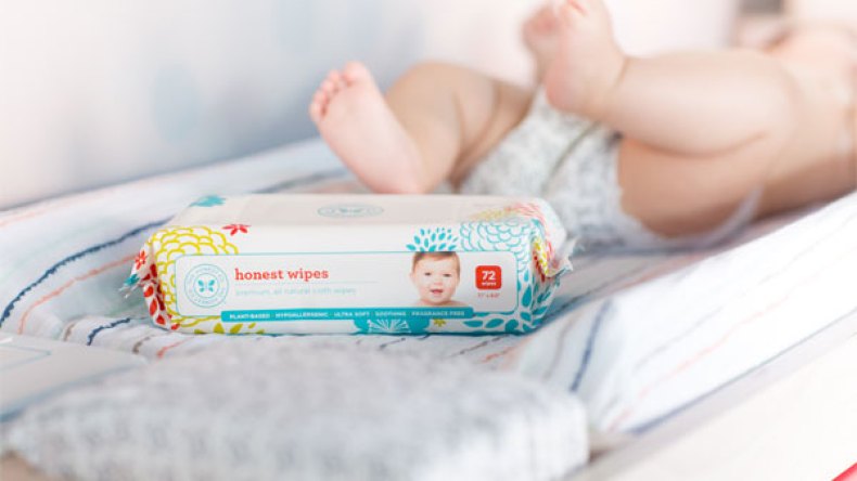 المناديل المعطرة والمبللة بالماء المعقم.. البديل الأنسب للماء والصابون