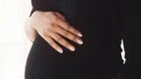 حبلى في ثلاثة توائم تضع أحدهم ثم تواصل الحمل