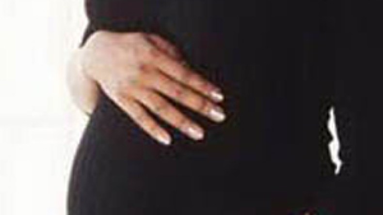 حبلى في ثلاثة توائم تضع أحدهم ثم تواصل الحمل