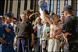 76 percent of civil servants have money problems in Algeria