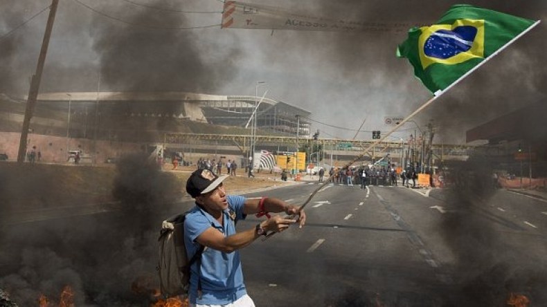 مناصرون يحرقون مجسم كأس العالم في البرازيل !