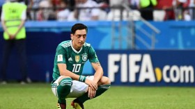 لماذا تعاملونني هكذا.. هل لأنني مسلم؟