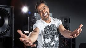 خالد يدخل الأستوديو لتسجيل أغنية جديدة في عيد ميلاده