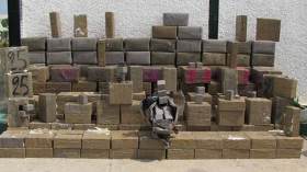 ضبط 1.5 قنطار من المخدرات مخبأة داخل حقائب ظهر بمغنية