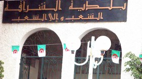 المستفيدون يحتجون أمام مقر البلدية ويهددون بحرقها
