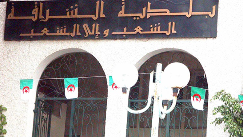 المستفيدون يحتجون أمام مقر البلدية ويهددون بحرقها