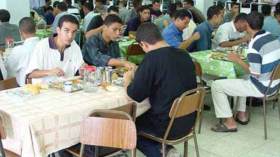 شجارات بالأسلحة البيضاء في رحلة الطابور.. والوجبة لمن استطاع إليها سبيلا