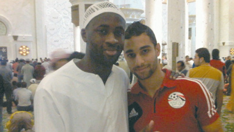 النجم‮ ‬الإيفواري‮ ‬يايا‮ ‬توري‮ ‬يشارك‮ ‬لاعبي‮ ‬المنتخب‮ ‬المصري‮ ‬صلاة‮ ‬الجمعة