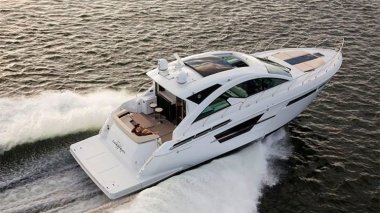 De luxueux yacht pour transporter les harragas