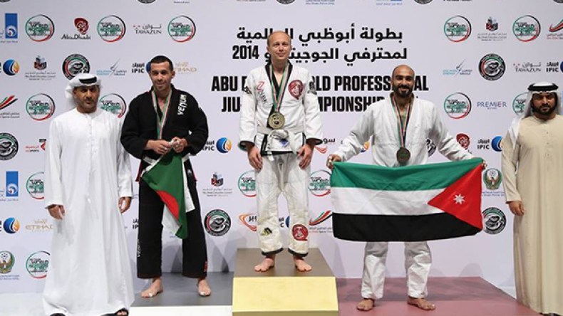 ياسين خروبة.. يهدي الجزائر أول ميدالية فضية في “الجوجيتسو” ويتنكّر له الجميع