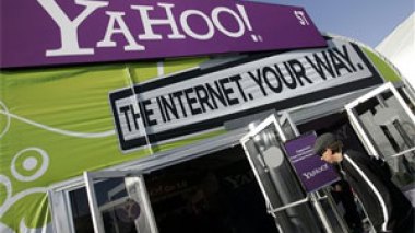 Yahoo chief defends strategy