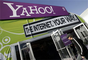 Yahoo chief defends strategy