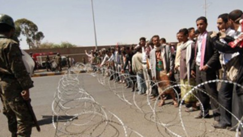 آلاف الطلاب والمحامين يتظاهرون في صنعاء للمطالبة برحيل صالح