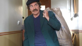 صحافة بشار الأسد “القومية جدا” تهاجم ياسر العظمة لأنه صور مسلسله في الجزائر؟!
