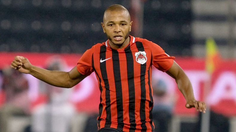 خمسة لاعبين جزائريين مرشحون للعب في السعودية