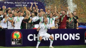 لاعبون دوليون غائبون وسابقون يُهنّئون “الخضر”