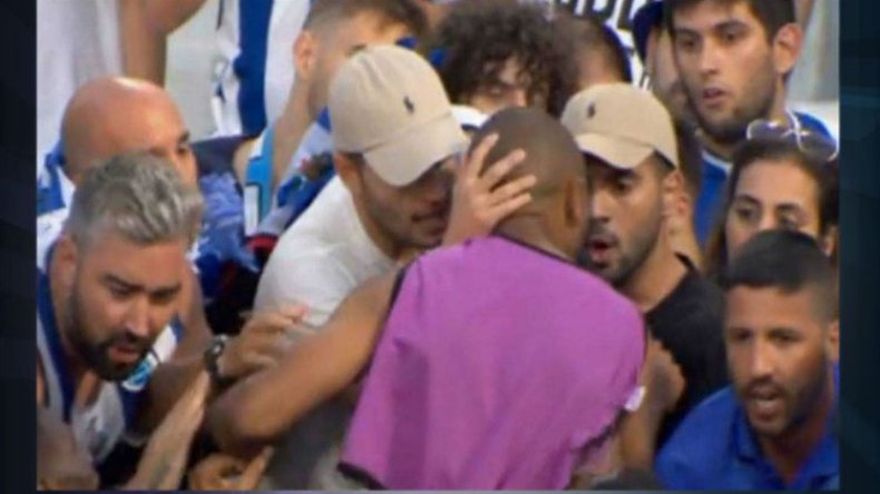 براهيمي غامر بِإطفاء “النيران” في المدرجات