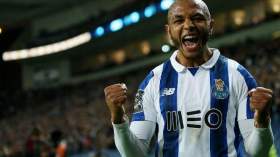 “أنا براهيمي”.. تعاطفا مع نجم الجزائر وبورتو