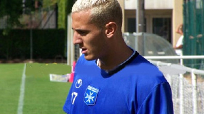 يبـدة  يتـألق  في  أول  ظـهور  له  مع  نـابولي