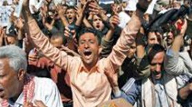 أنصار‭ ‬الرئيس‭ ‬اليمني‭ ‬يهاجمون‭ ‬المحتجين‭ ‬بالأسلحة‭ ‬البيضاء