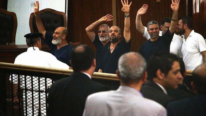 محكمة مصرية تحكم بالمؤبد على مرشد الإخوان و18 متهما