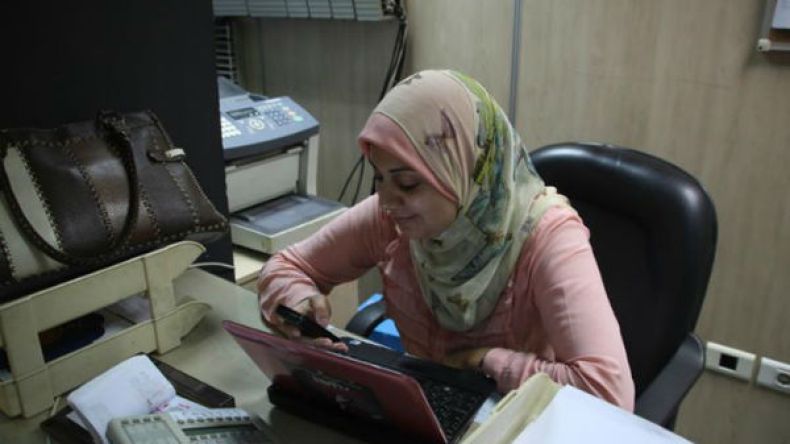 المجتمع يجبر العانس على الاختباء للتخلص من أسئلة المتطفلين