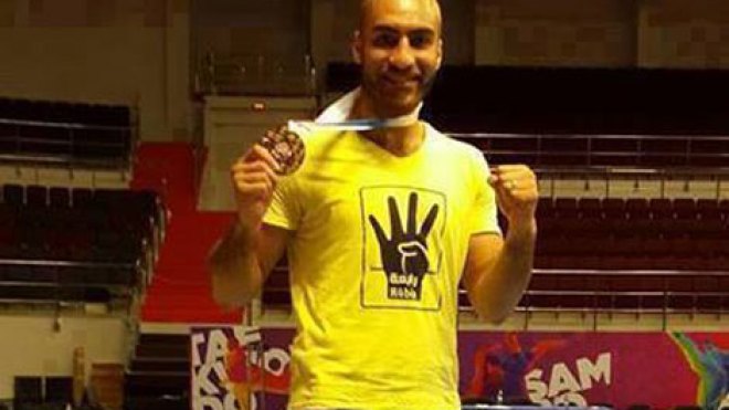 التحقيق مع بطل “كونغ فو” مصري رفع إشارة رابعة أثناء تتويجه