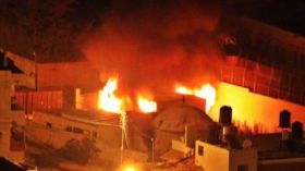 فلسطينيون يحرقون “قبر يوسف” المقدس لدى اليهود