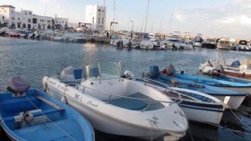 أصحاب القوارب السياحية بالموانئ يفرضون على السياح جوازات السفر