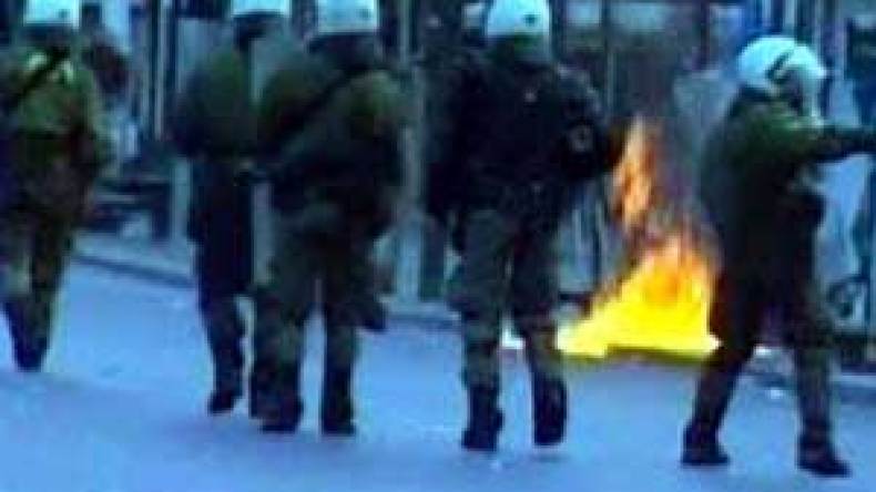 لليوم‮ ‬الثامن‮: ‬شباب‮ ‬اليونان‮ ‬يواصل‮ ‬احتجاجاته‮ ‬لإسقاط‮ ‬رئيس‮ ‬الوزراء