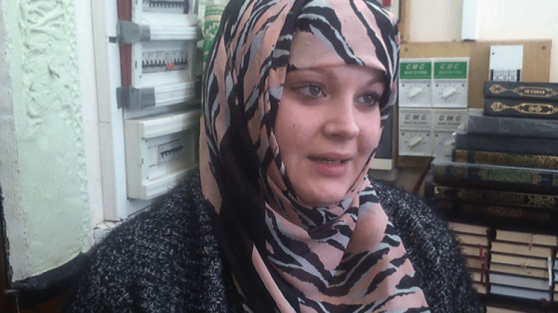 شابة فرنسية تعتنق الإسلام بمسجد العربي التبسي بحسين داي