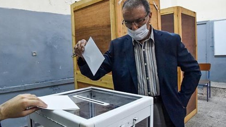 البروتوكول الصحي لكورونا يفرض تقاليد جديدة أثناء الاستفتاء