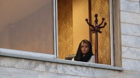 هكذا تابعت هولندية مباراة زوجها في إيران!