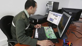 معلومات المبحوث عنهم والمتورطين في الإرهاب والإجرام على شاشات إلكترونية