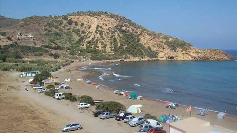 شاطئ العقيد عباس في تيبازة يستعيد بريقه ويتحول إلى فضاء عائلي