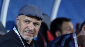 بِالفيديو: المدرب زكري يُغمى عليه ويُنقل إلى المستشفى