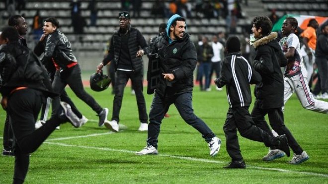 الجمهور يجتاح الملعب في مباراة السنيغال وكوت ديفوار