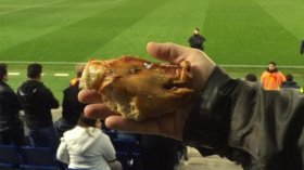 بيكي يُفلت من حادثة الرشق برأس “خنزير”!