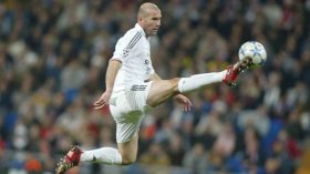 رسم يخلّد مشوار الأسطورة زيدان